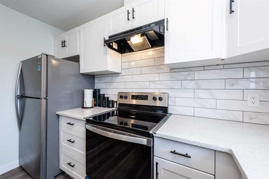 5640 Temple Drive Ne, Calgary, AB - Indoor Photo Showing Kitchen