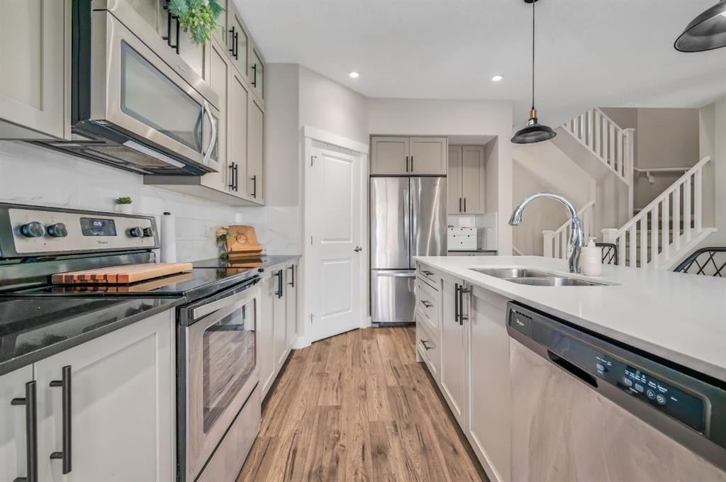 593 Nolan Hill Boulevard Nw, Calgary, AB - Indoor Photo Showing Kitchen With Double Sink With Upgraded Kitchen