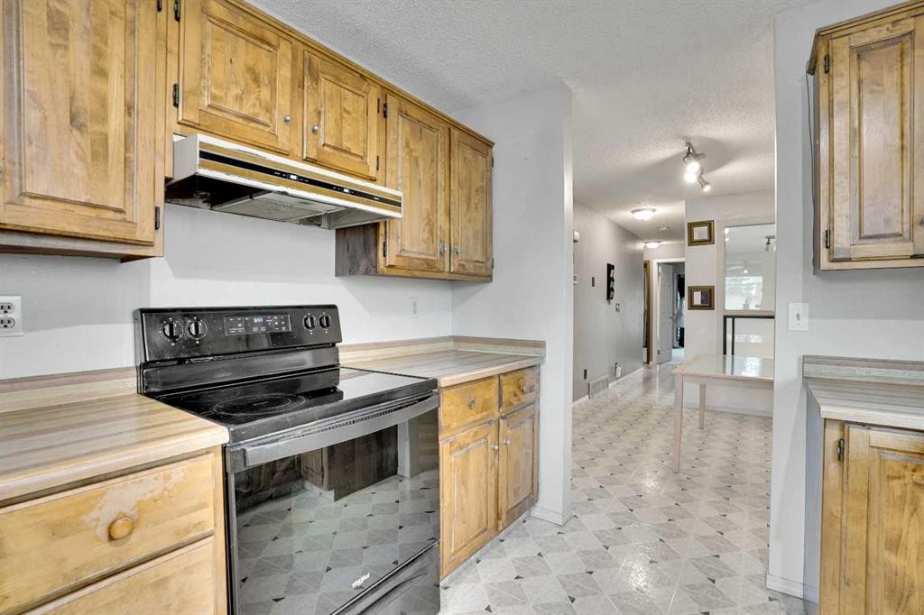 7915 Ranchview Drive Nw, Calgary, AB - Indoor Photo Showing Kitchen