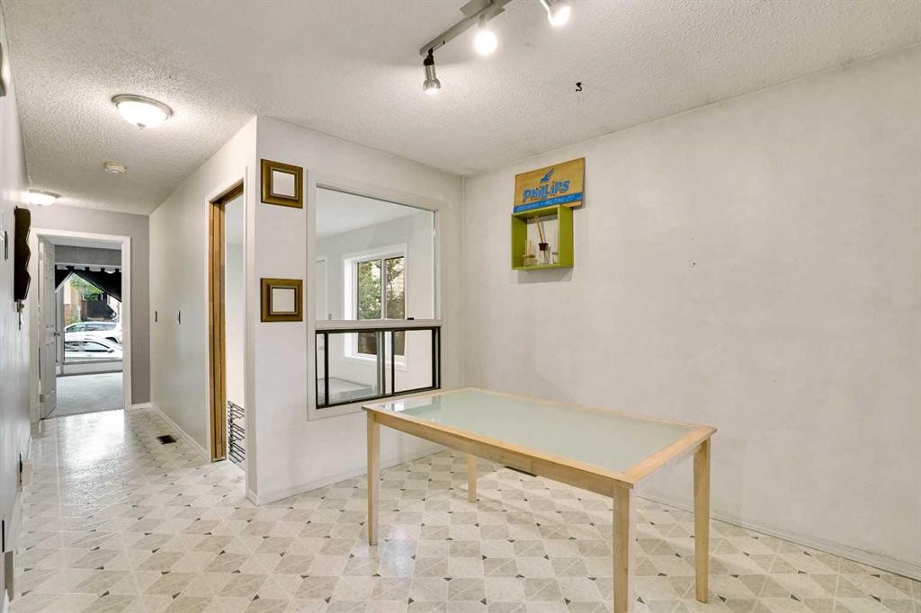 7915 Ranchview Drive Nw, Calgary, AB - Indoor Photo Showing Other Room