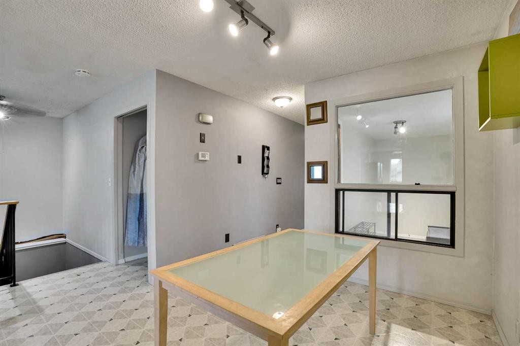 7915 Ranchview Drive Nw, Calgary, AB - Indoor Photo Showing Other Room