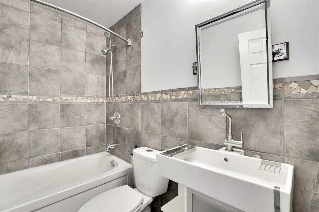7915 Ranchview Drive Nw, Calgary, AB - Indoor Photo Showing Bathroom