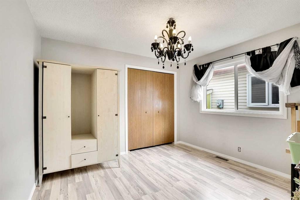 7915 Ranchview Drive Nw, Calgary, AB - Indoor Photo Showing Other Room