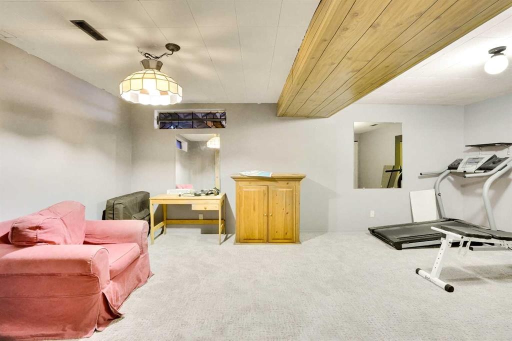 7915 Ranchview Drive Nw, Calgary, AB - Indoor Photo Showing Other Room