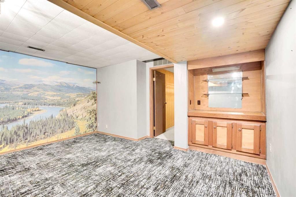 7915 Ranchview Drive Nw, Calgary, AB - Indoor Photo Showing Other Room