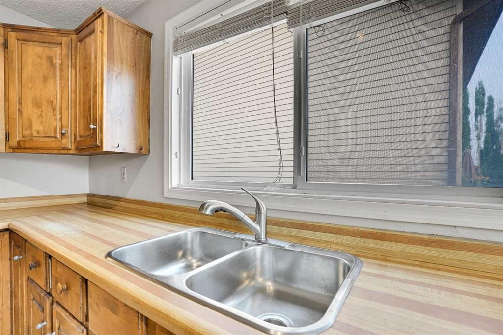 7915 Ranchview Drive Nw, Calgary, AB - Indoor Photo Showing Kitchen With Double Sink