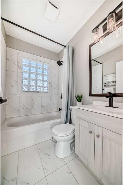 2412 17 Avenue Sw, Calgary, AB - Indoor Photo Showing Bathroom
