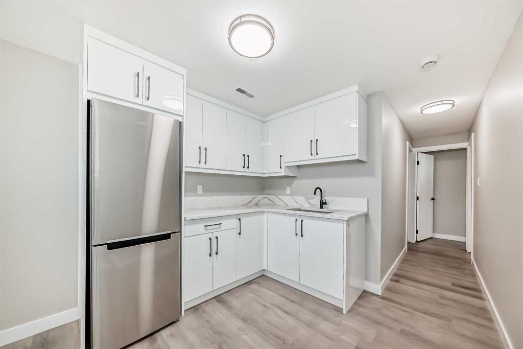 2412 17 Avenue Sw, Calgary, AB - Indoor Photo Showing Kitchen