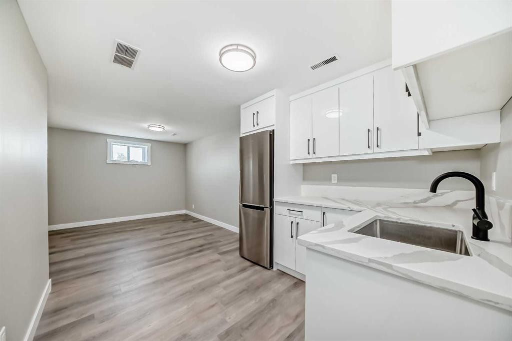 2412 17 Avenue Sw, Calgary, AB - Indoor Photo Showing Kitchen