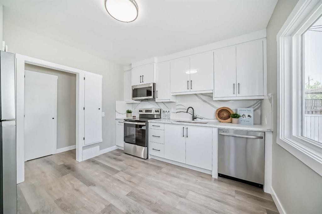 2412 17 Avenue Sw, Calgary, AB - Indoor Photo Showing Kitchen