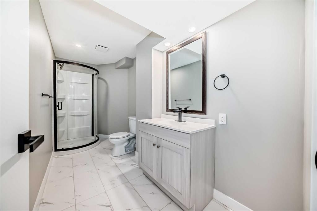 2412 17 Avenue Sw, Calgary, AB - Indoor Photo Showing Bathroom