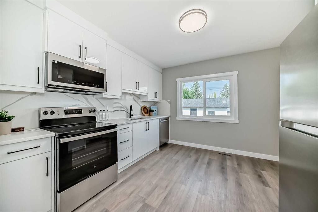 2412 17 Avenue Sw, Calgary, AB - Indoor Photo Showing Kitchen With Upgraded Kitchen