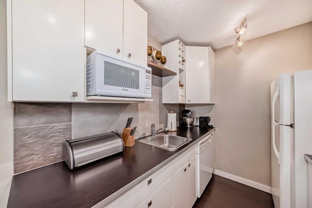 554 Whitehill Place Ne, Calgary, AB - Indoor Photo Showing Kitchen