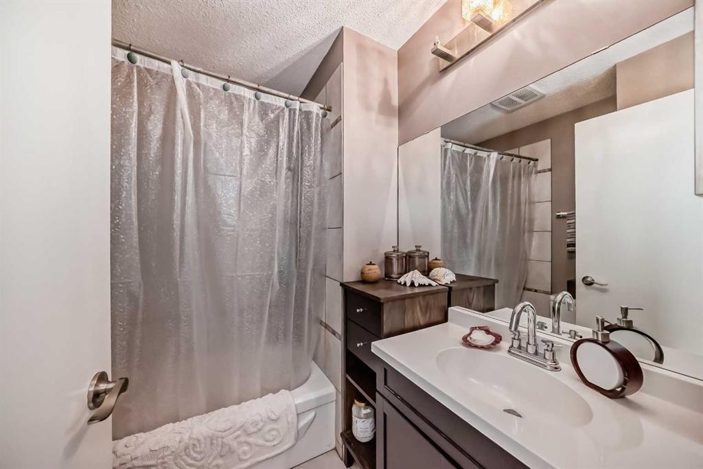 554 Whitehill Place Ne, Calgary, AB - Indoor Photo Showing Bathroom