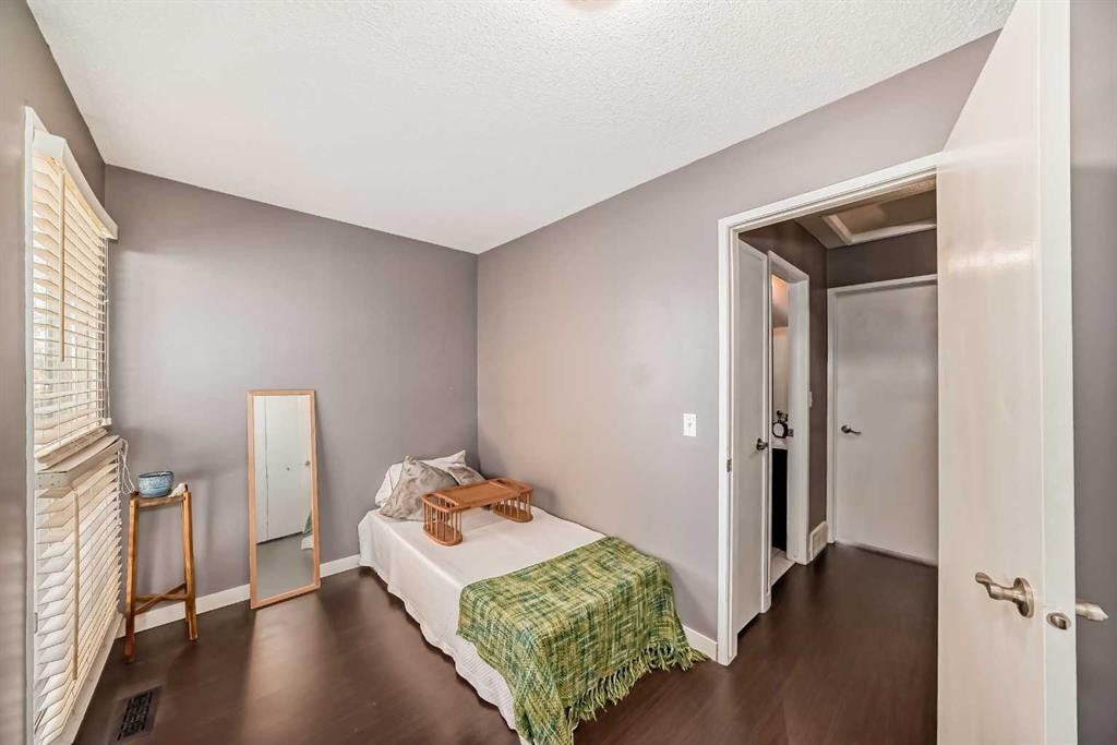 554 Whitehill Place Ne, Calgary, AB - Indoor Photo Showing Bedroom