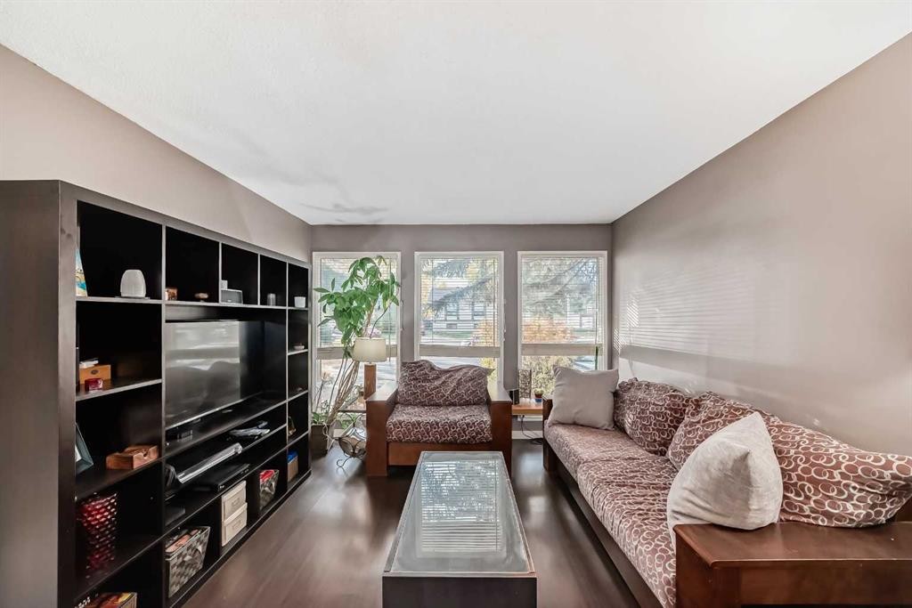 554 Whitehill Place Ne, Calgary, AB - Indoor Photo Showing Living Room
