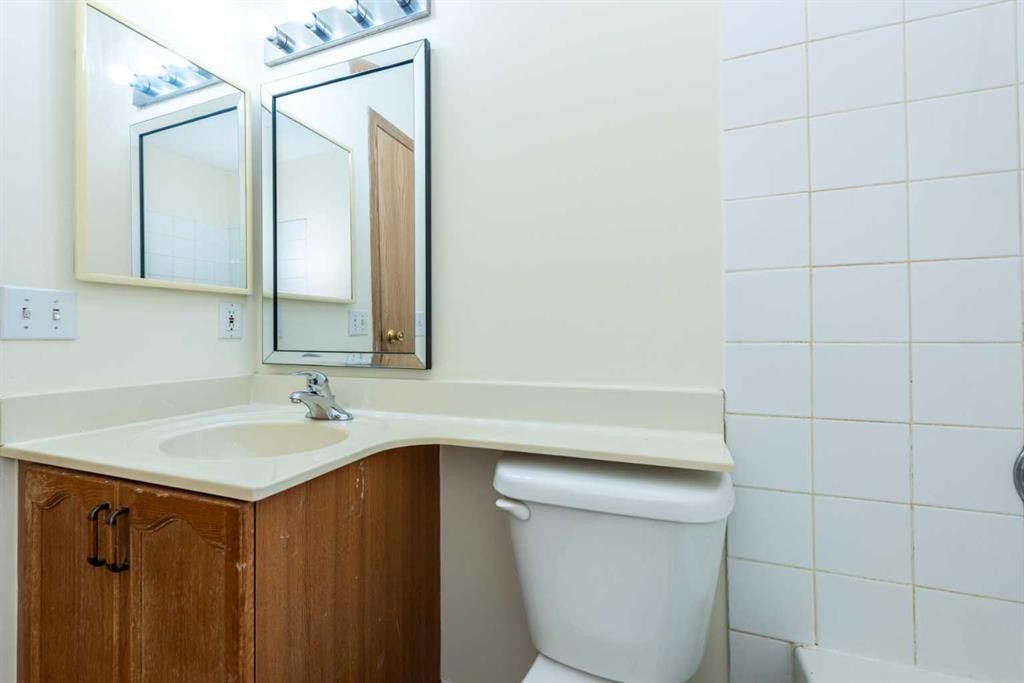 216 Hidden Hills Road Nw, Calgary, AB - Indoor Photo Showing Bathroom