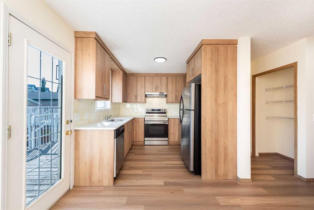 216 Hidden Hills Road Nw, Calgary, AB - Indoor Photo Showing Kitchen