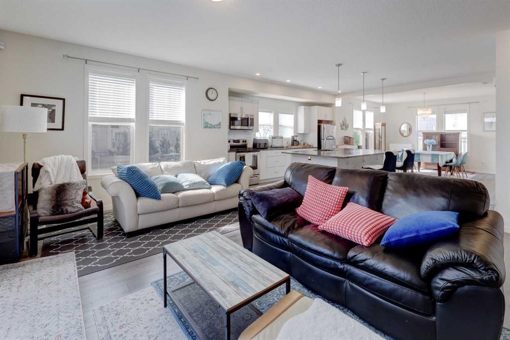 113 South Point Court Sw, Airdrie, AB - Indoor Photo Showing Living Room