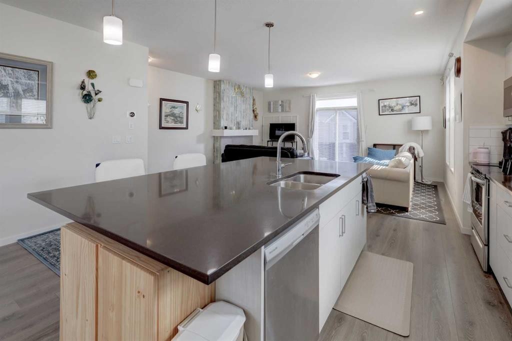 113 South Point Court Sw, Airdrie, AB - Indoor Photo Showing Kitchen With Double Sink With Upgraded Kitchen