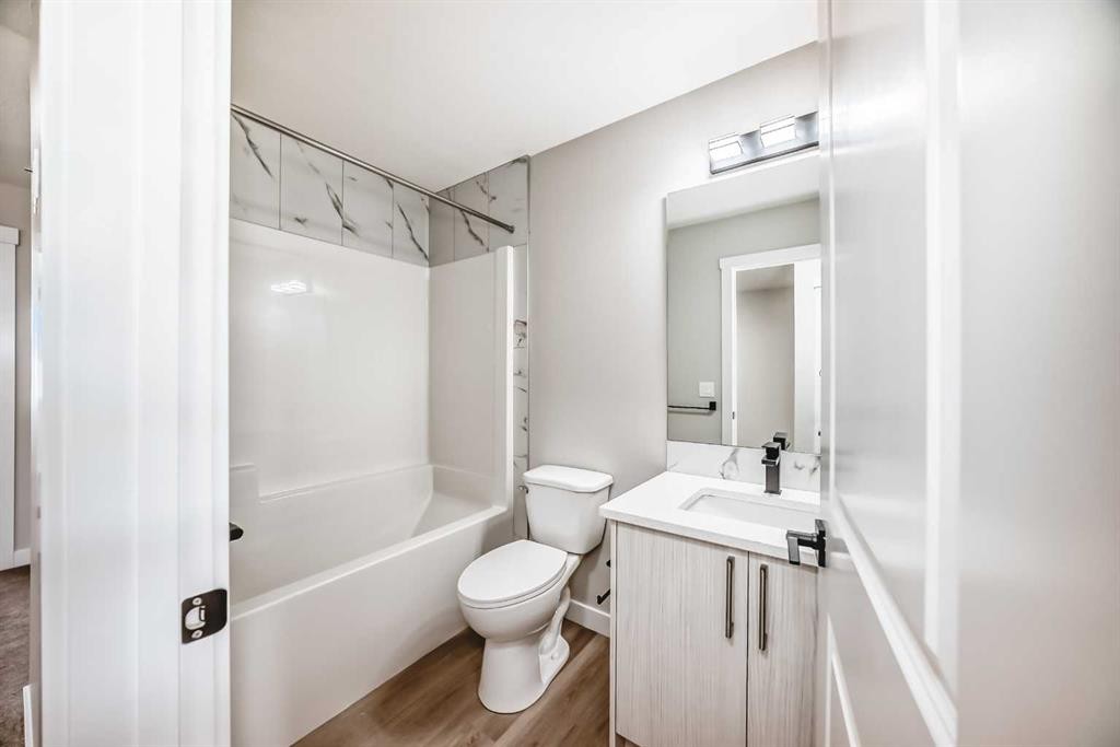 112 Belvedere Park Se, Calgary, AB - Indoor Photo Showing Bathroom