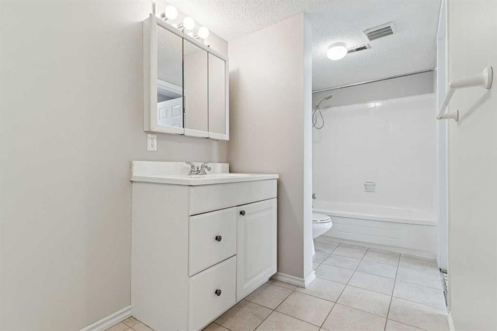 102-7416 Hunterview Drive Nw, Calgary, AB - Indoor Photo Showing Bathroom