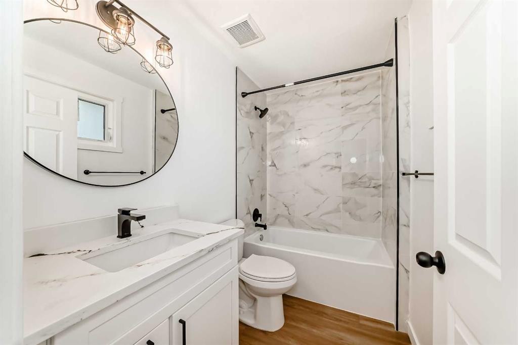 264 99 Avenue Se, Calgary, AB - Indoor Photo Showing Bathroom