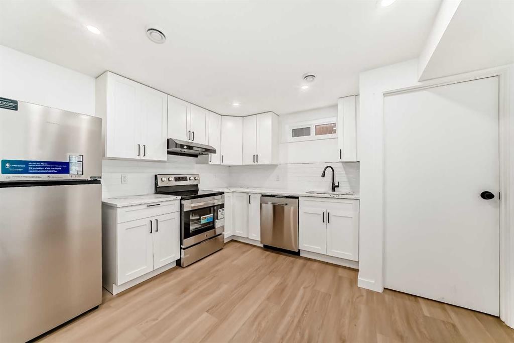 264 99 Avenue Se, Calgary, AB - Indoor Photo Showing Kitchen