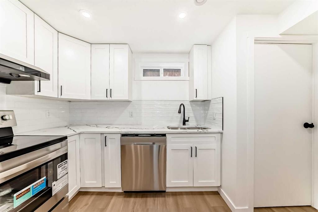 264 99 Avenue Se, Calgary, AB - Indoor Photo Showing Kitchen With Upgraded Kitchen