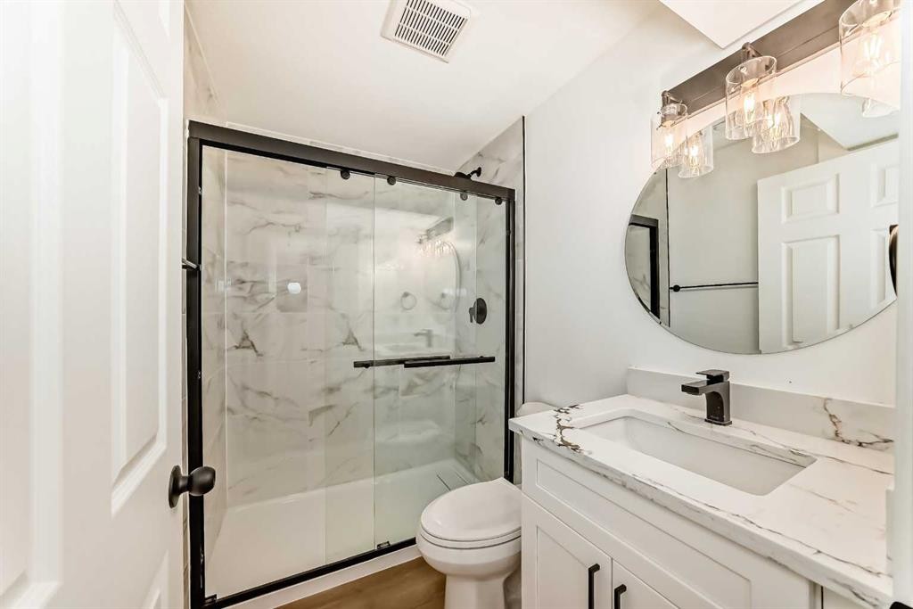 264 99 Avenue Se, Calgary, AB - Indoor Photo Showing Bathroom