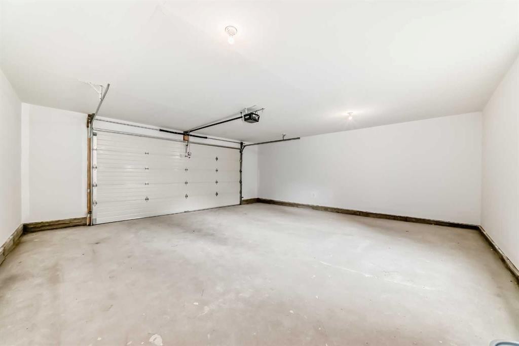 264 99 Avenue Se, Calgary, AB - Indoor Photo Showing Garage