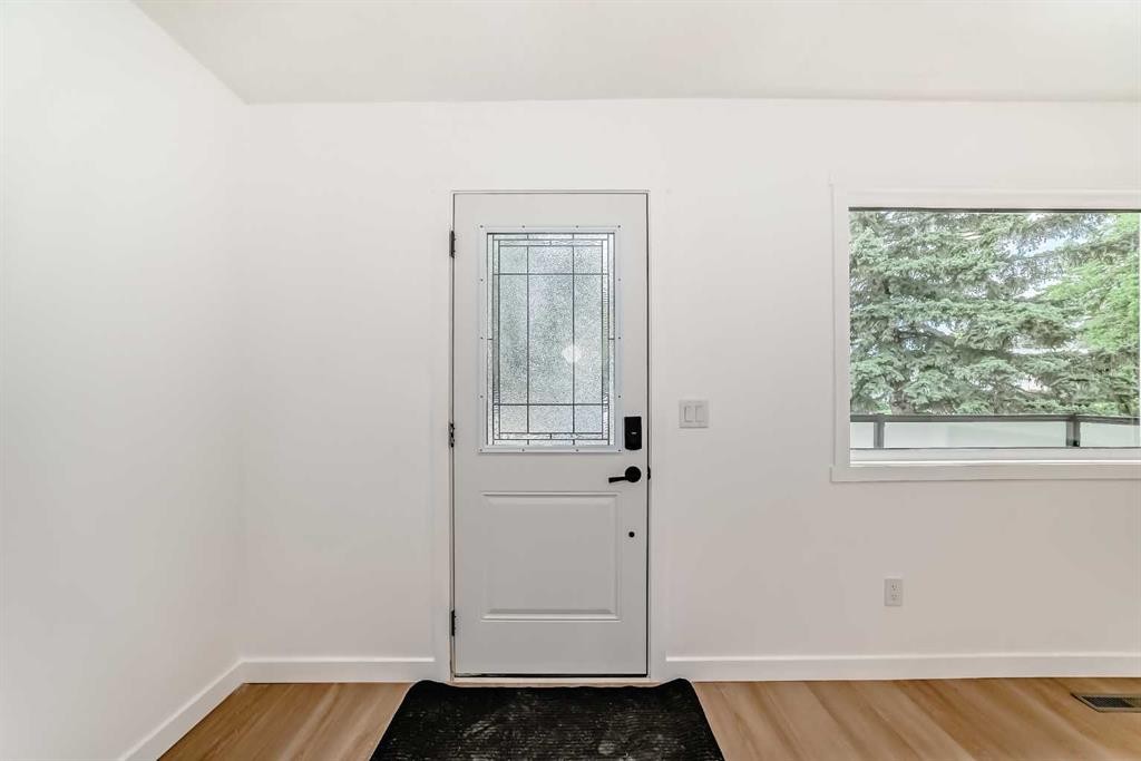 264 99 Avenue Se, Calgary, AB - Indoor Photo Showing Other Room