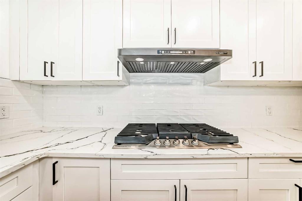 264 99 Avenue Se, Calgary, AB - Indoor Photo Showing Kitchen