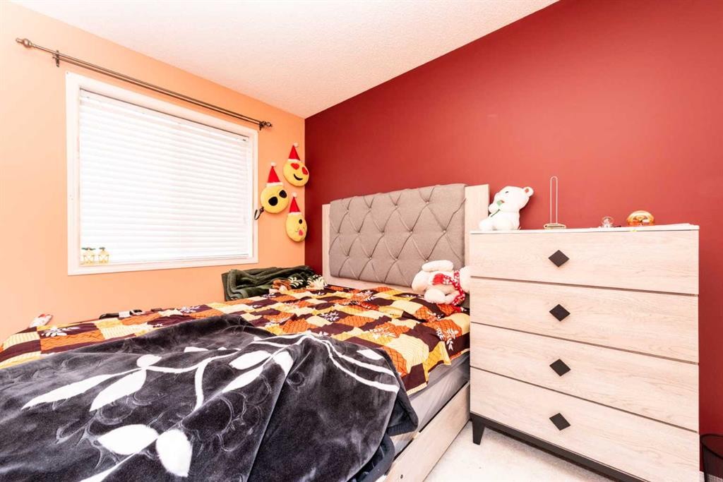 39 Taravista Mews Ne, Calgary, AB - Indoor Photo Showing Bedroom