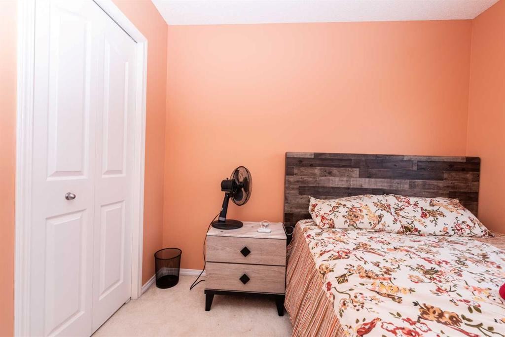 39 Taravista Mews Ne, Calgary, AB - Indoor Photo Showing Bedroom