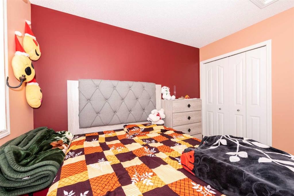 39 Taravista Mews Ne, Calgary, AB - Indoor Photo Showing Bedroom