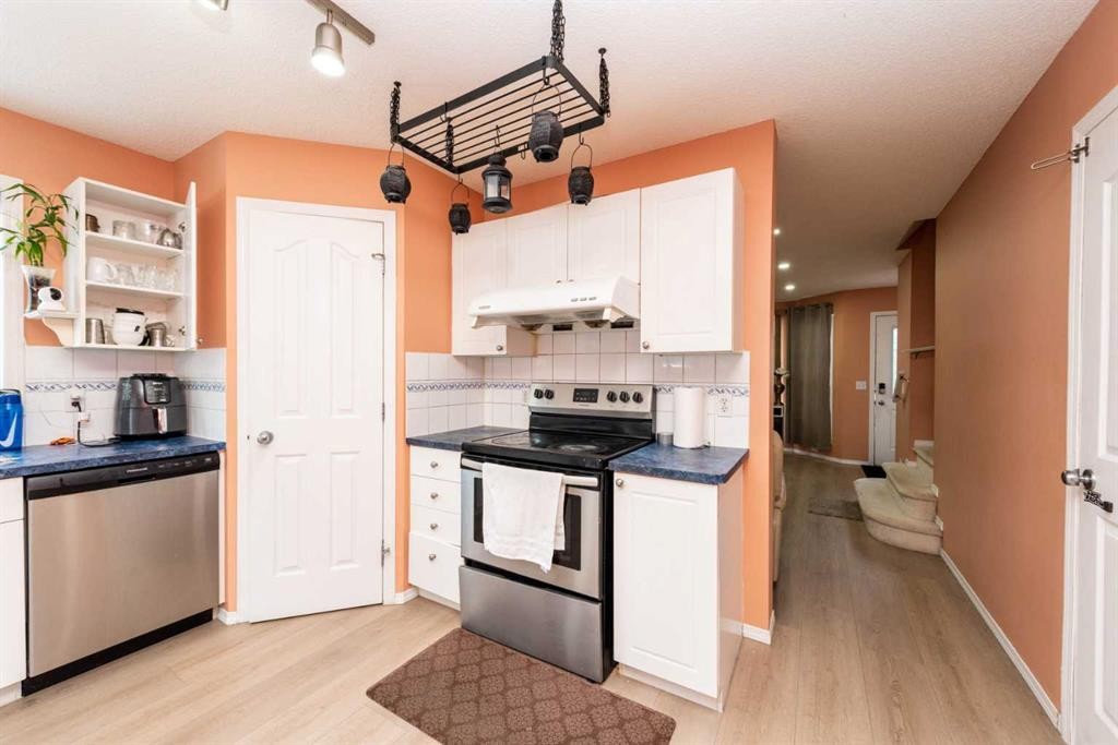 39 Taravista Mews Ne, Calgary, AB - Indoor Photo Showing Kitchen