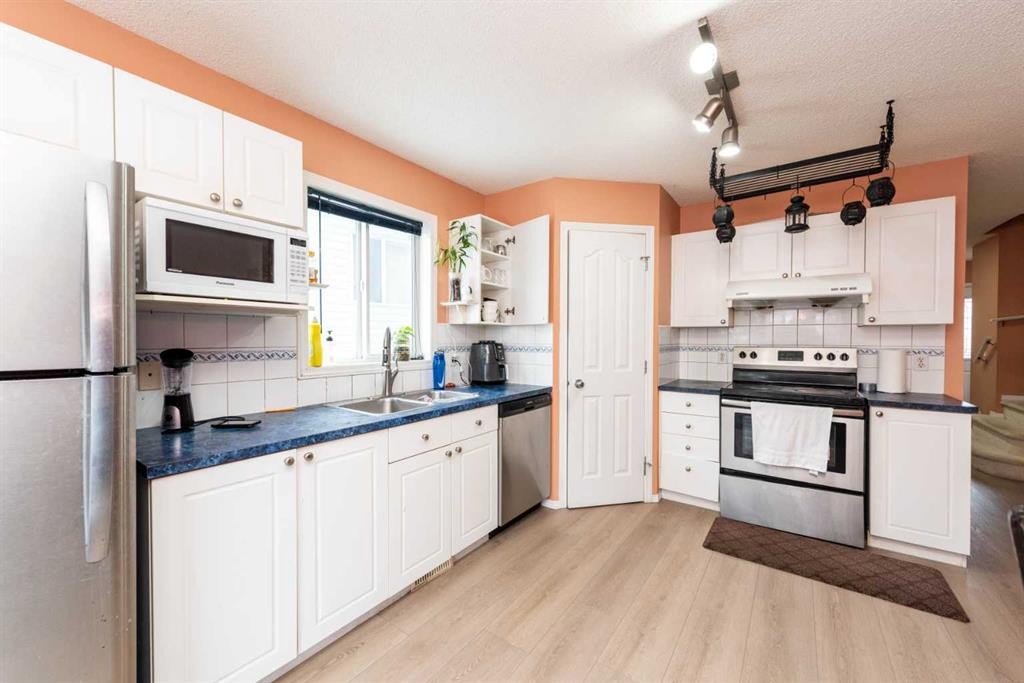 39 Taravista Mews Ne, Calgary, AB - Indoor Photo Showing Kitchen With Double Sink