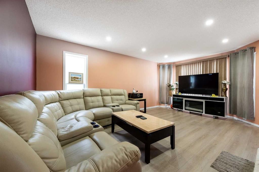 39 Taravista Mews Ne, Calgary, AB - Indoor Photo Showing Living Room