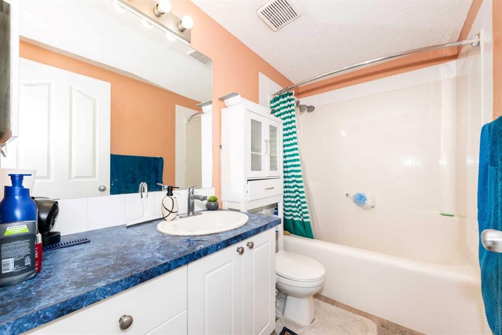 39 Taravista Mews Ne, Calgary, AB - Indoor Photo Showing Bathroom