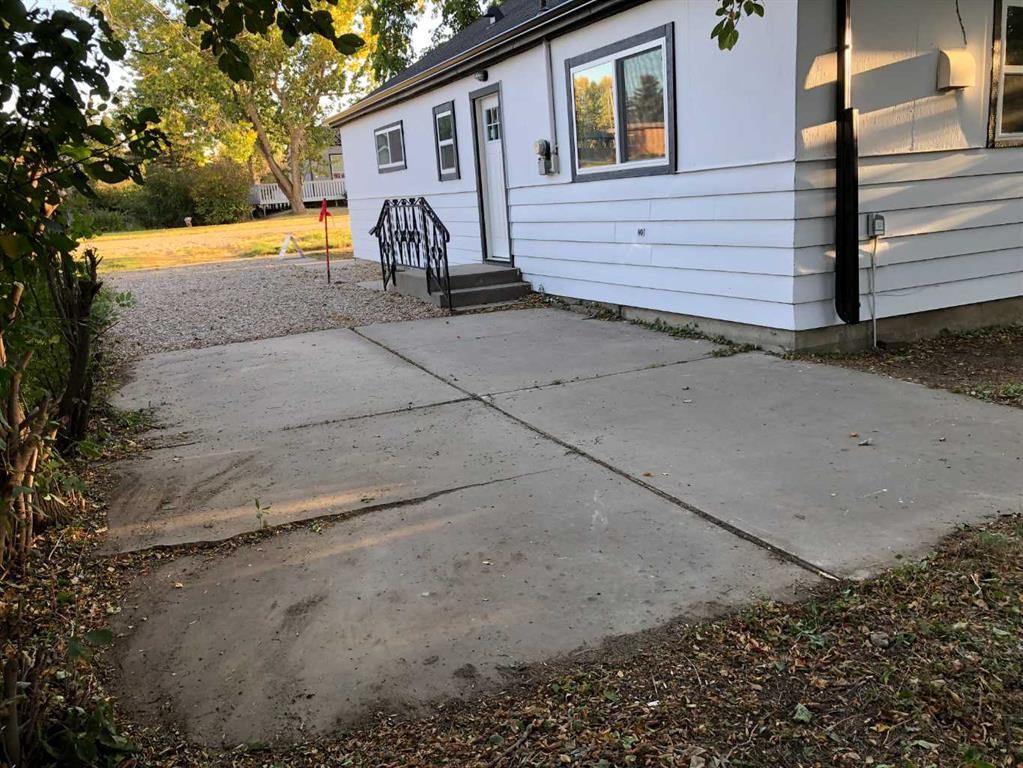 207 Centre Street, Lomond, AB - Outdoor