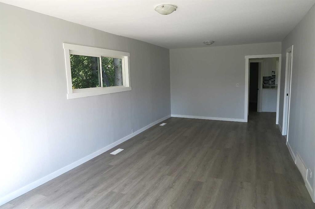 207 Centre Street, Lomond, AB - Indoor Photo Showing Other Room