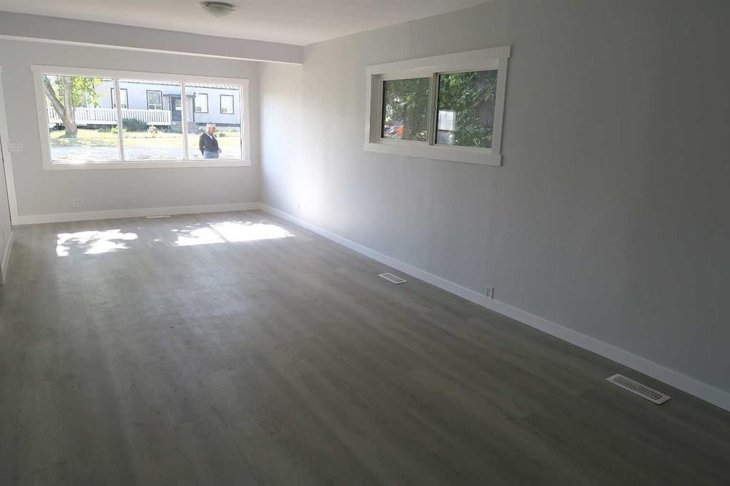 207 Centre Street, Lomond, AB - Indoor Photo Showing Other Room