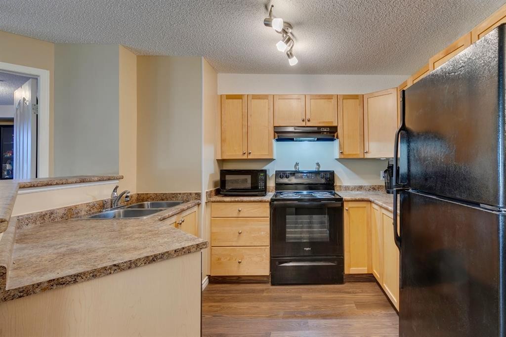 2205-2518 Fish Creek Boulevard Sw, Calgary, AB - Indoor Photo Showing Kitchen With Double Sink