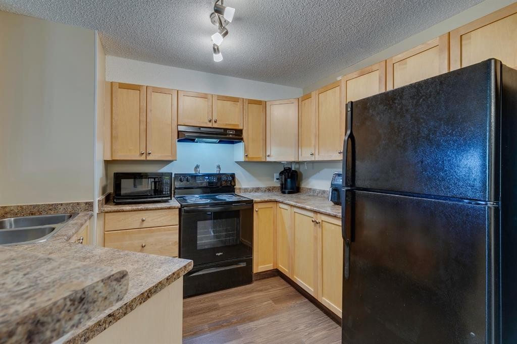 2205-2518 Fish Creek Boulevard Sw, Calgary, AB - Indoor Photo Showing Kitchen With Double Sink