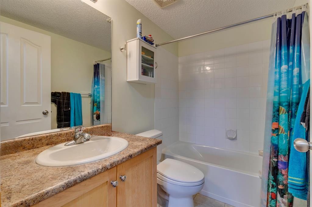 2205-2518 Fish Creek Boulevard Sw, Calgary, AB - Indoor Photo Showing Bathroom