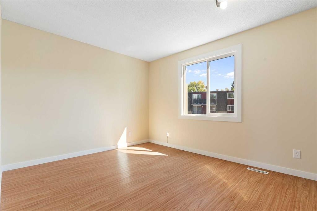 32-80 Galbraith Drive Sw, Calgary, AB - Indoor Photo Showing Other Room