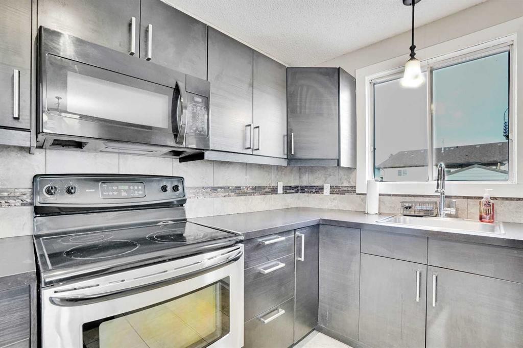 63 Knight Place, Crossfield, AB - Indoor Photo Showing Kitchen