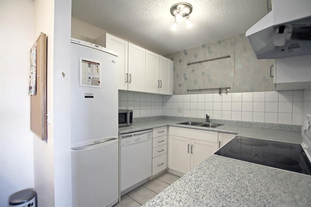 404-3727 42 Street Nw, Calgary, AB - Indoor Photo Showing Kitchen With Double Sink