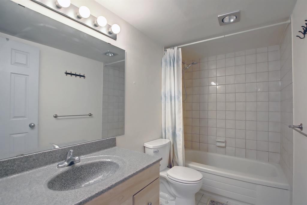 404-3727 42 Street Nw, Calgary, AB - Indoor Photo Showing Bathroom